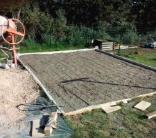 Sept 2014 : Dalle béton pour abri de jardin - treillis soudé sur la 1ère couche de béton