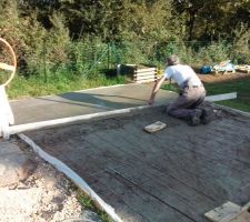 Sept 2014 : Dalle béton pour abri de jardin - 2ème couche de béton (5 à 6 cm) et finition à la règle et la taloche