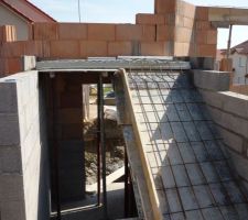 J 75 Le coffrage de la 3e volée d'zscaliers est fait ...