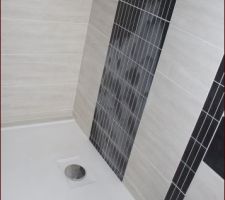 Faïence salle de bain terminer !! des que les peintures sont fini je fais posé la salle de bain !!