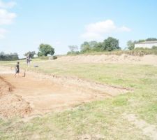 Première matinée de terrassement, faite par l'oncle à mon homme.
Pour le moment sa creuse bien... Des cailloux ?