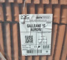 Les tuiles pour l'ensemble de la toiture (sauf 2 derniers rangs)