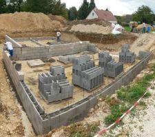 Au premier plan, les murs du garage. Agglos à bancher pour le pignon en limite. 
Au second plan, le Vide sanitaire