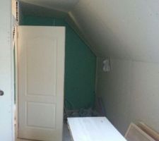 Portes en chapeau de gendarme ( en option   serrure à toutes les portes , 2 salles d ' eau et 5 portes