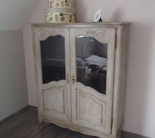 Petite vitrine rénovée qui servira d'armoire. Je n'ai pas peint l'intérieur. Peut être des petits rideaux pour cacher les vêtements ?