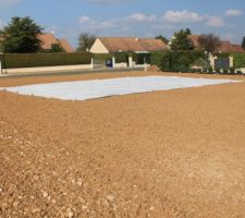 Mise en place du géotextile pour futur potager: carrés et rectangles avec allées en gravillons