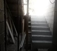 Escalier accès habitation garage sous-sol