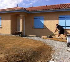 2ème étape : on passe le rouleau, on sème le gazon, on repasse le rouleau et on arrose généreusement (pour une fois merci le mauvais temps).