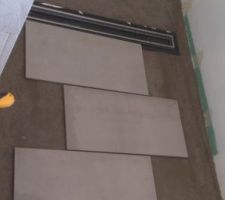 Chape de la douche coulée, essai position carrelage