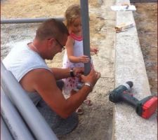Pose des évacuations dans la vide sanitaire avant de couler la dalle , papa a une aide précieuse