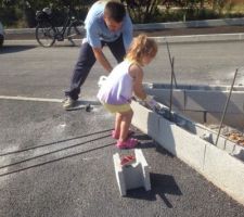 Début du mur de cloture pendant leur vacances