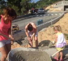 On rempli le béton a bancher