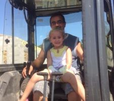 Avec papa, pepetoune la semelle du mur pour soutenir la terre