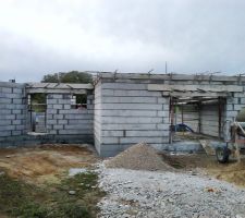 Coulage des linteaux, il reste encore tout ceux des fen&egrave;tres de l'arri&egrave;re face nord-ouest (4) &agrave; faire.
