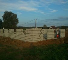 La maison commence à se dessiner ! toujours du boulot propre. En terme de maçonnerie, ça nous satisfait.