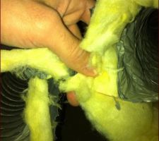 Couper le fil de fer pour mettre en place la gaine isol&eacute;e.