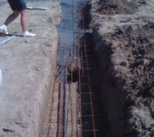 Erreur du maçon, une fondation décalé de 20cm, il a fallu agrandir.