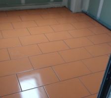 Carrelage dans la salle de bain des enfants ...