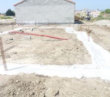 Fondation finie avec le beton coulé et ferraillage de la maison en place