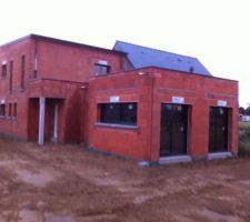 Terrassement terminé avec décaissement prévu pour la terrasse