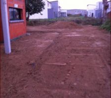 Terrassement terminé avec décaissement prévu pour la terrasse