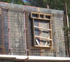 Ce matin deux murs de l'etage etaient pret pour le beton.