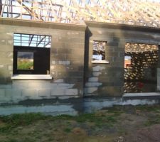 Bordure de fenêtres posées avec un peu d'eau vu ce qu'il tombe en ce moment ! Vivement le toit fini !