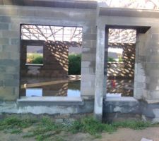 Bordure de fen&ecirc;tres pos&eacute;es avec un peu d'eau vu ce qu'il tombe en ce moment ! Vivement le toit fini !