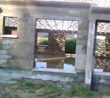 Bordure de fen&ecirc;tres pos&eacute;es avec un peu d'eau vu ce qu'il tombe en ce moment ! Vivement le toit fini !