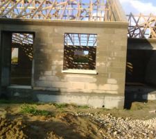 Bordure de fen&ecirc;tres pos&eacute;es avec un peu d'eau vu ce qu'il tombe en ce moment ! Vivement le toit fini !