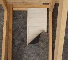 Un bout du cache moineau à l'intérieur de la maison
