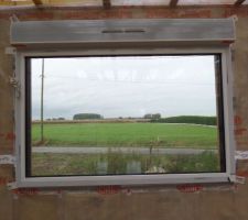 La fenêtre du salon qui donne sur la rue