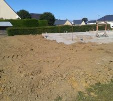 Fondations faites. Terrassement en cours