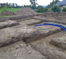 Jour 3 : ça avance vite ! les semelles sont prêtes à accueillir le béton