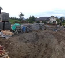 1 mois : visite sur le chantier : tout le matos est là pour démarrer la réalisation de la dalle du rez de chaussée