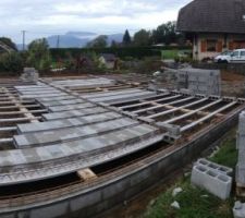 1 mois : montage en hourdis (c'est comme ça qu'on dit, il paraît) : finalisation semaine prochaine, séchage pendant 3 semaines, puis montage des panneaux bois.

A fond à fond à fond !