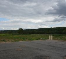 Vue du terrain par la future entr&eacute;e