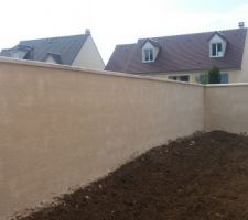 Le mur mitoyen avec notre voisin de Droite est crépit...ça transforme le paysage, vivement que le gazon soit lancé, et les arbres plantés