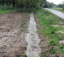 Mise en place du bornage officiel par le g&eacute;om&egrave;tre et coulage des fondations du mur d'entr&eacute;e du lotissement qui sera &eacute;galement notre mur de cl&ocirc;ture