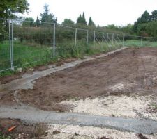 Coulage des fondations du mur d'entr&eacute;e du lotissement qui sera &eacute;galement notre mur de cl&ocirc;ture