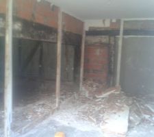 Chambre a cot&eacute; de la cuisine plaquo cass&eacute; et ceci derriere!