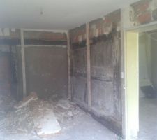 Chambre a cot&eacute; de la cuisine plaquo cass&eacute; et ceci derriere!