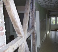 Une vue de l'interieure. Dans le fond les fenetres donnant sur la cour.
  A droite derriere le colombage la cuisine actuelle. 
  Le mur dans le prolongement du colombage va etre supprimé. Il contient aussi des colombages qui seront conservés.
  Ceux du premier plan ne pourront hélas pas etre conservé car ils genent le passage du futur escalier