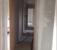 Partie nuit avec deux chambres, un bureau, un wc, une sdb, une suite parentale au fond avec dressing et sdb/wc au fond