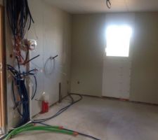 Cellier avec coin tableau &Atilde;&copy;lectrique, futur chauffe eau thermodynamique dans l'angle