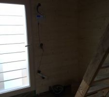 Doublage étage avec la vue de la trémie du futur escalier.
Au second plan, l'alarme installée pour protéger notre jolie maison des indélicats, avec des contacts de portes sur chaque ouverture , des détecteurs volumétriques dans chaque pièce , des détecteurs incendie , et des sirènes extérieure et intérieure.