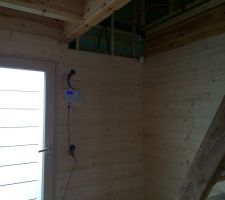 Doublage étage avec la vue de la trémie du futur escalier.
Au second plan, l'alarme installée pour protéger notre jolie maison des indélicats, avec des contacts de portes sur chaque ouverture , des détecteurs volumétriques dans chaque pièce , des détecteurs incendie , et des sirènes extérieure et intérieure.