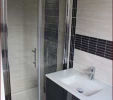 Salle de bain terminé !! nous mettrons bien plus tard le miroir et le robinet de douche à l'italienne ...