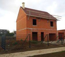 Souche du conduit de fum&eacute;e enfin install&eacute;e, ca faisait jamais que 2 mois nous l'attendions !   les clotures lotisseurs &eacute;galement install&eacute;es