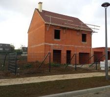 Souche du conduit de fum&eacute;e enfin install&eacute;e, ca faisait jamais que 2 mois nous l'attendions !   les clotures lotisseurs &eacute;galement install&eacute;es